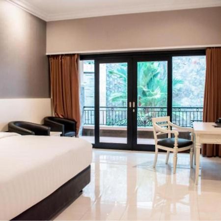 Luminor Hotel Jember By Wh Exterior foto