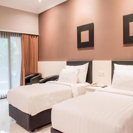 Luminor Hotel Jember By Wh Exterior foto