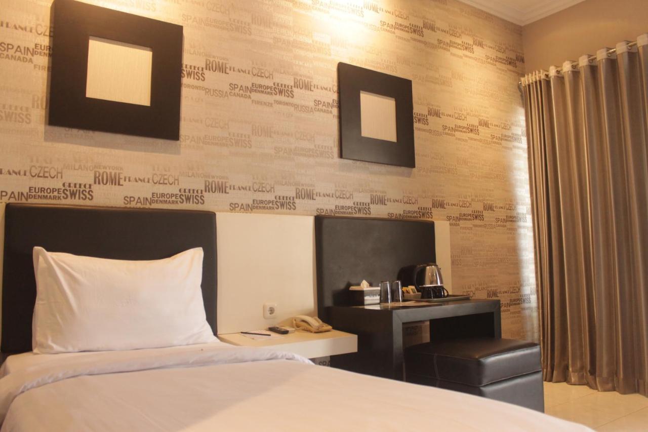 Luminor Hotel Jember By Wh Exterior foto