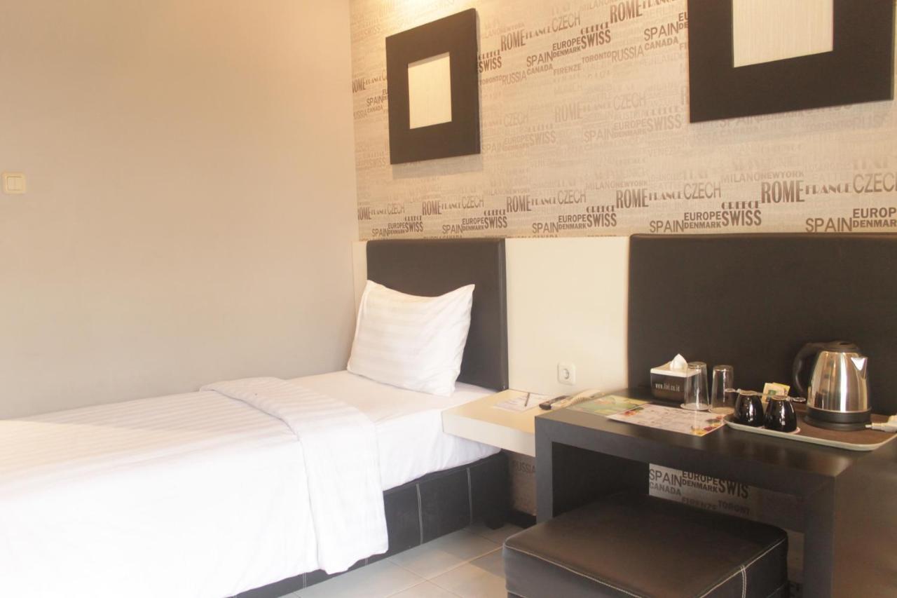 Luminor Hotel Jember By Wh Exterior foto