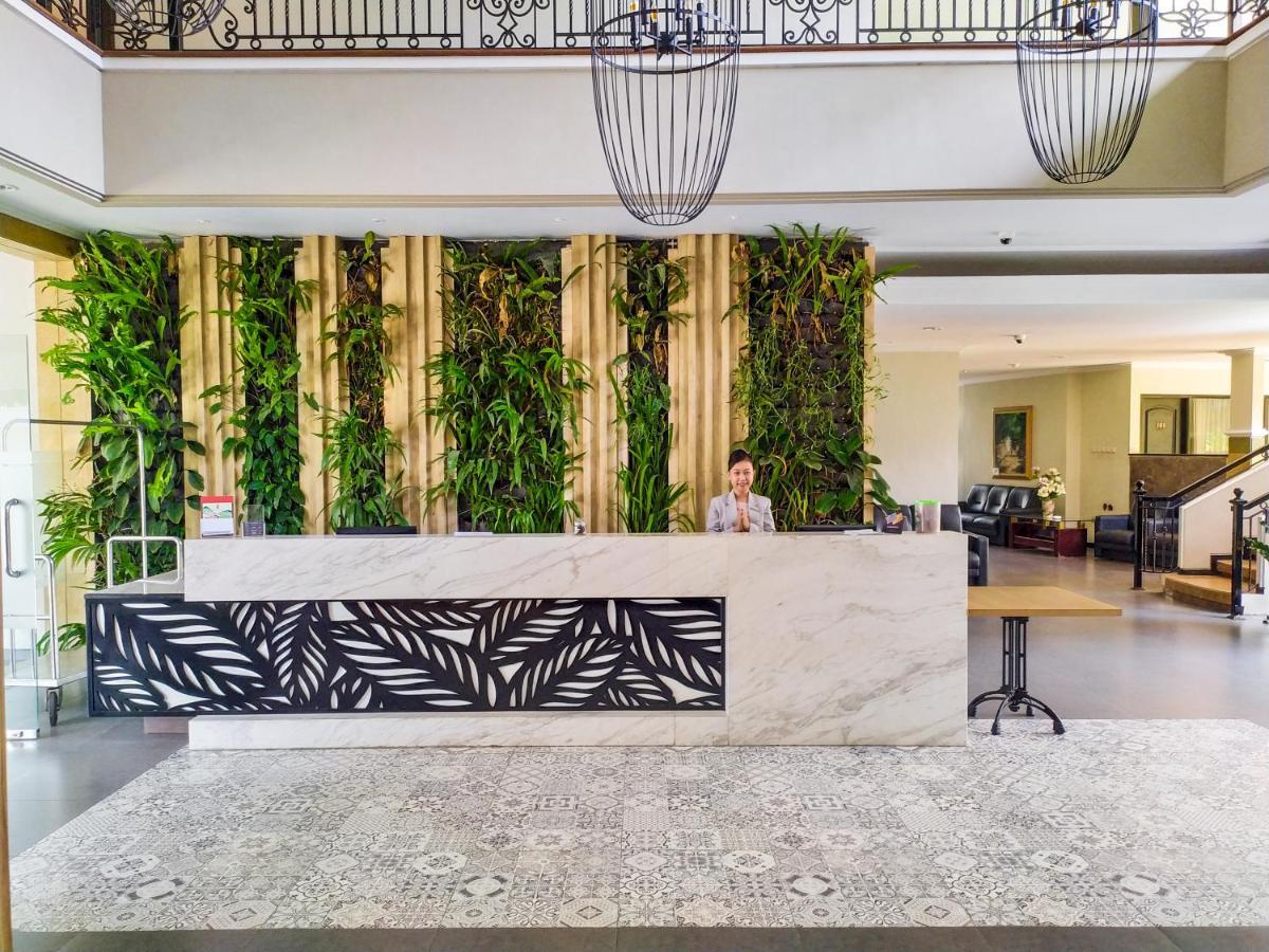 Luminor Hotel Jember By Wh Exterior foto