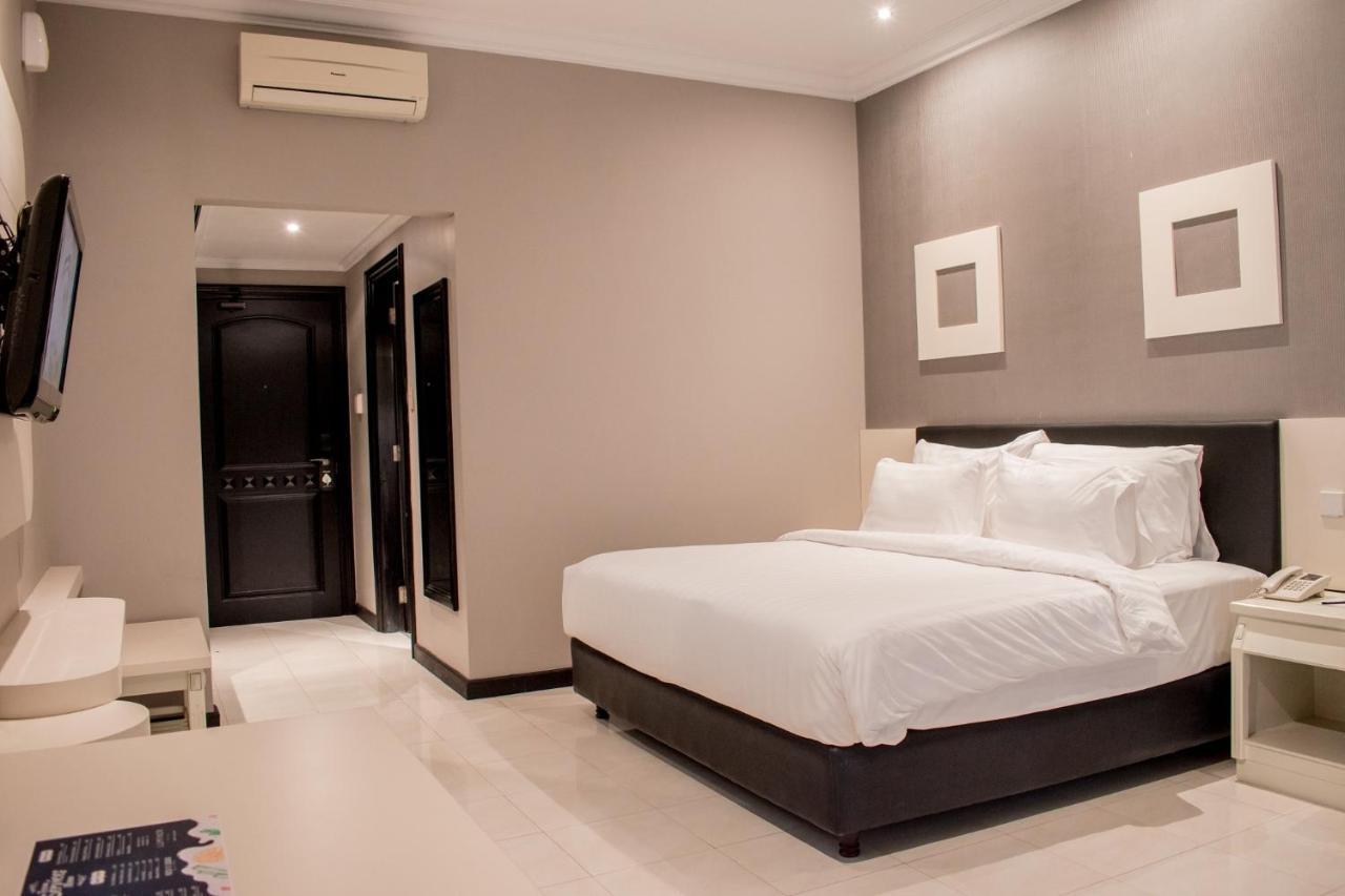 Luminor Hotel Jember By Wh Exterior foto