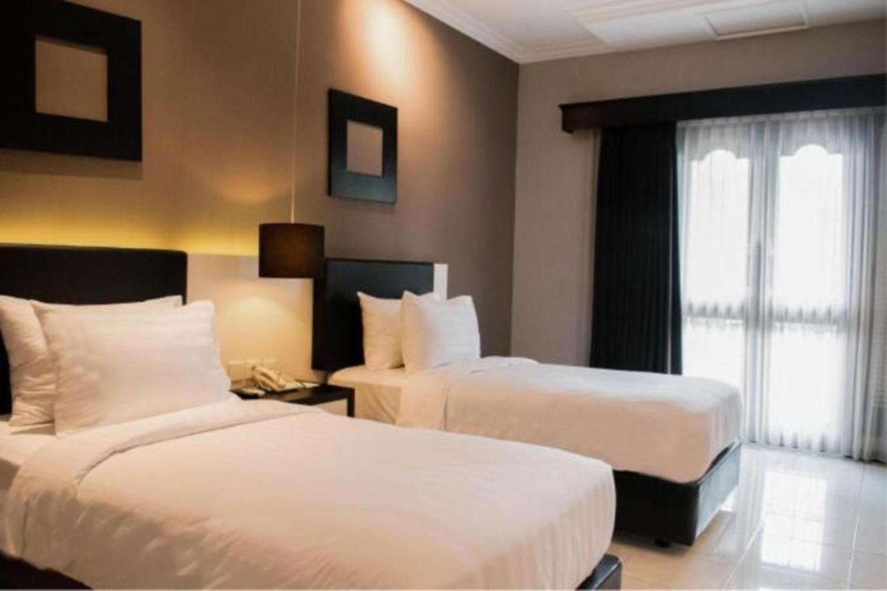 Luminor Hotel Jember By Wh Exterior foto