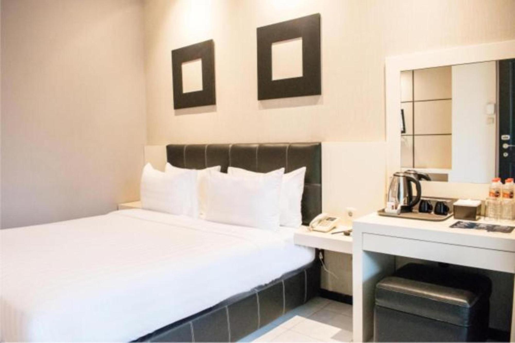 Luminor Hotel Jember By Wh Exterior foto