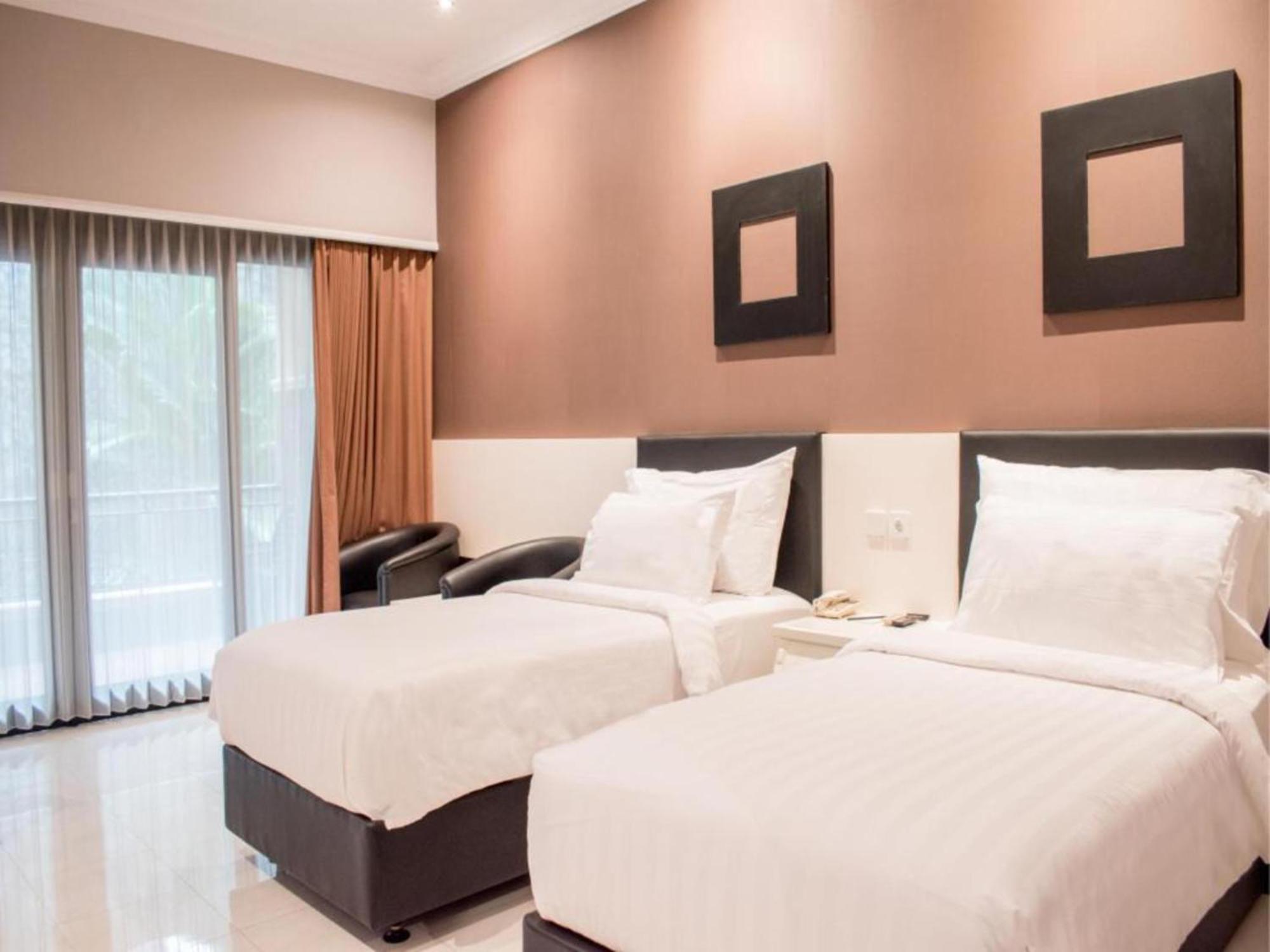 Luminor Hotel Jember By Wh Exterior foto