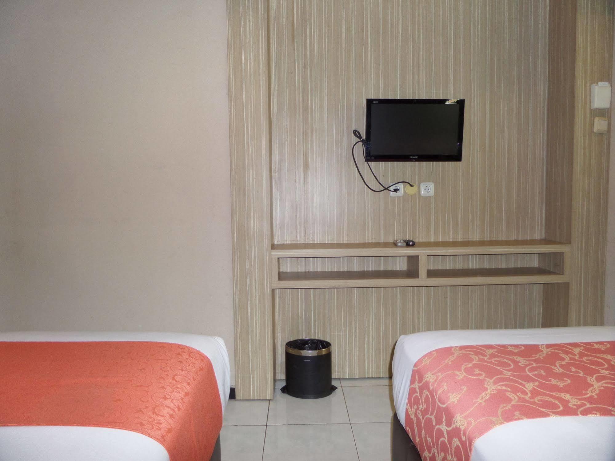 Luminor Hotel Jember By Wh Exterior foto