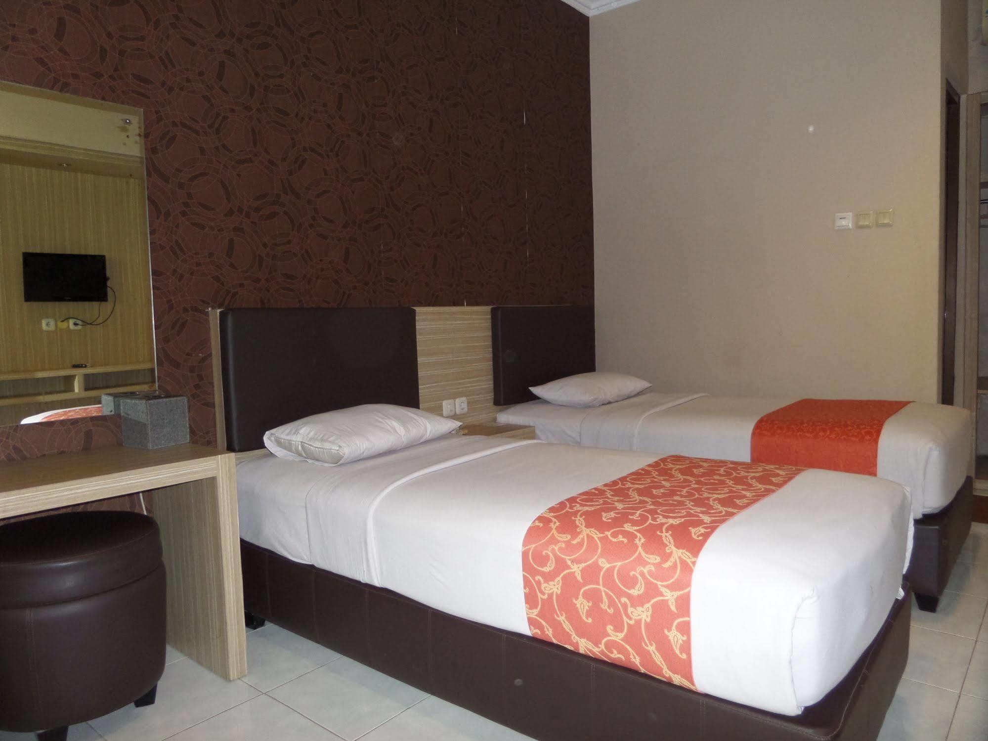 Luminor Hotel Jember By Wh Exterior foto