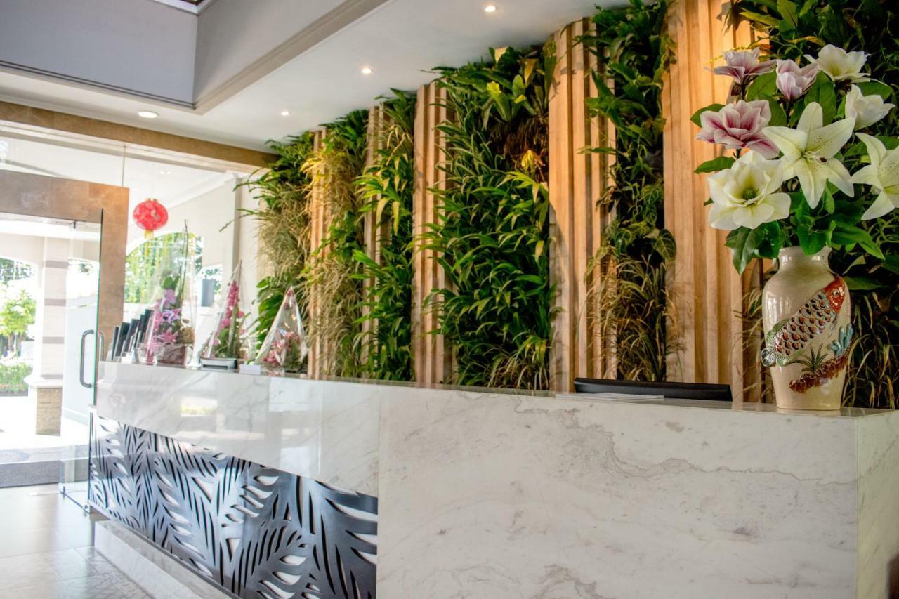 Luminor Hotel Jember By Wh Exterior foto